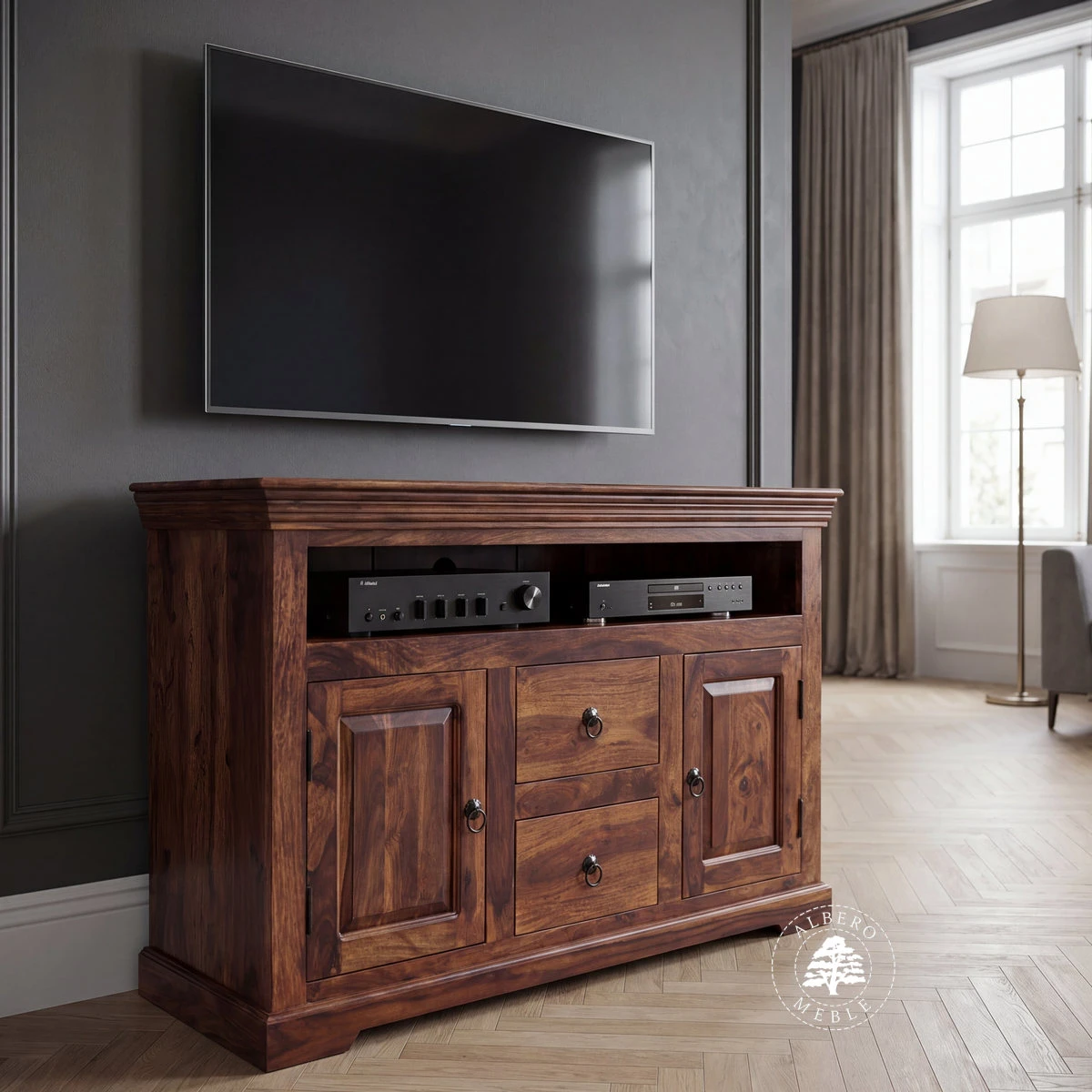Klasyczna drewniana komoda na RTV z drzwiami